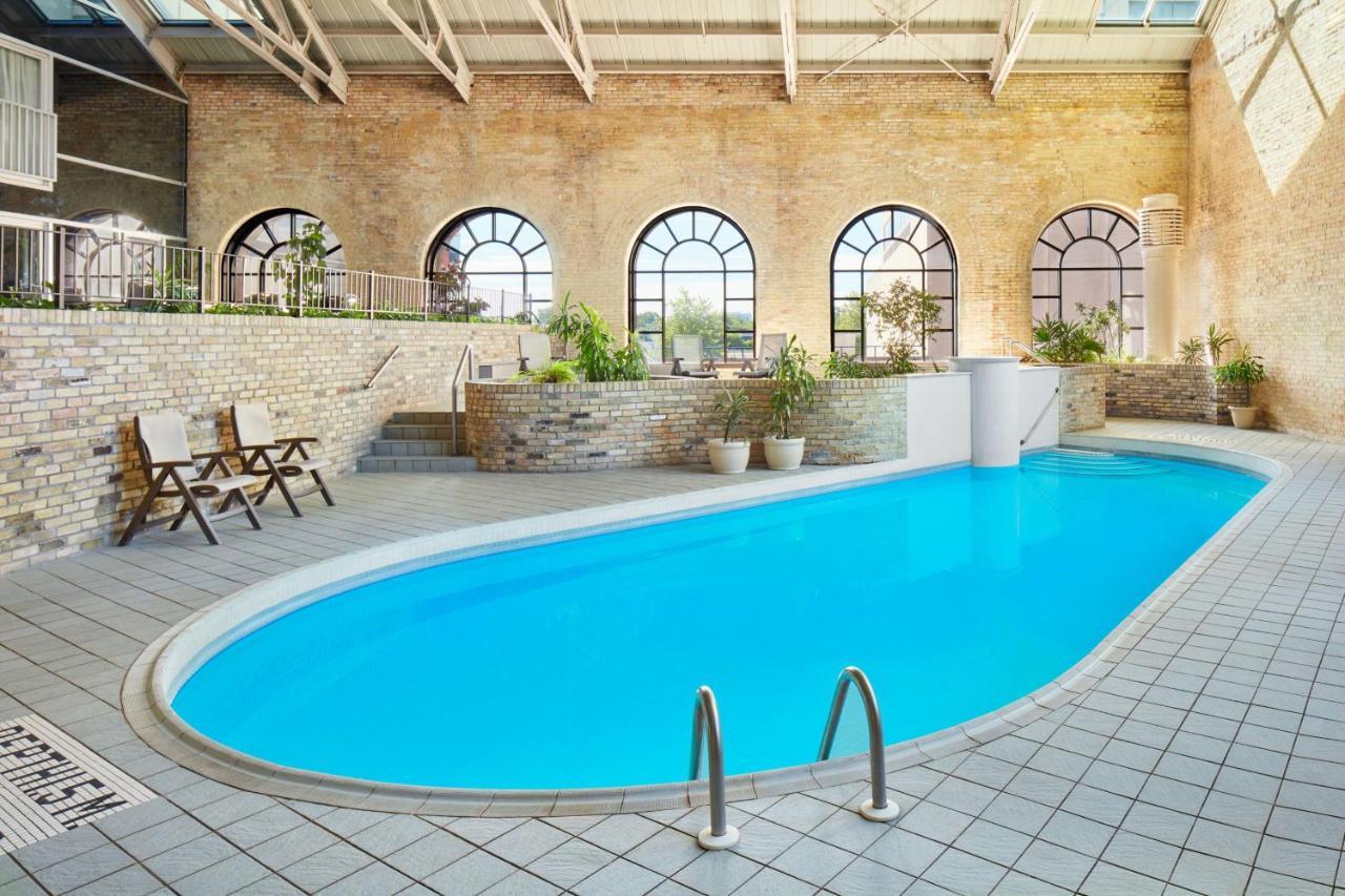 Delta Hotels By Marriott London Armouries Extérieur photo